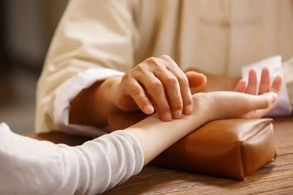 Prise du pouls dans la médecine traditionnelle chinoise