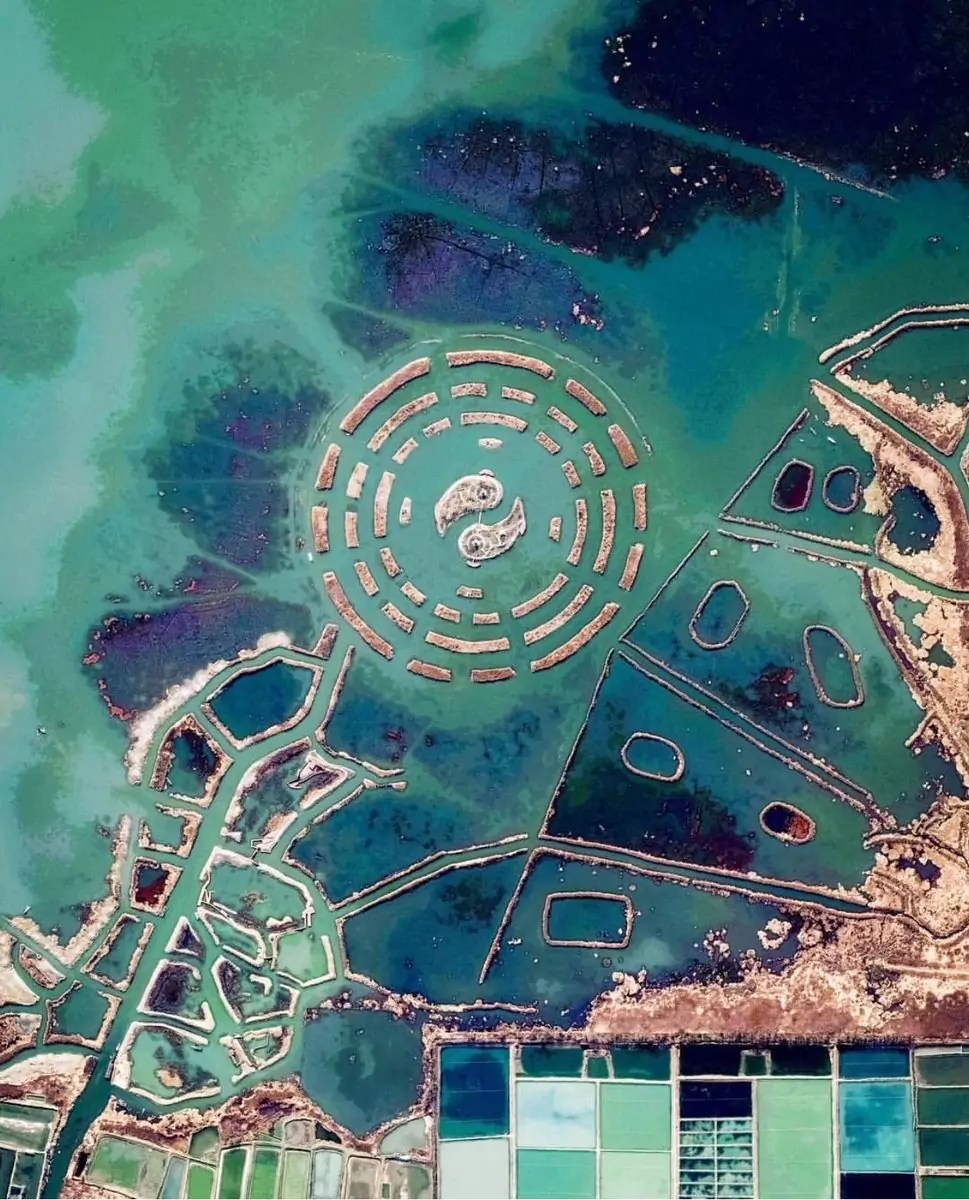 Photographie aérienne : le diagramme taoïste du bagua est visible dans le lac Changdang dans la province de Jiangsu