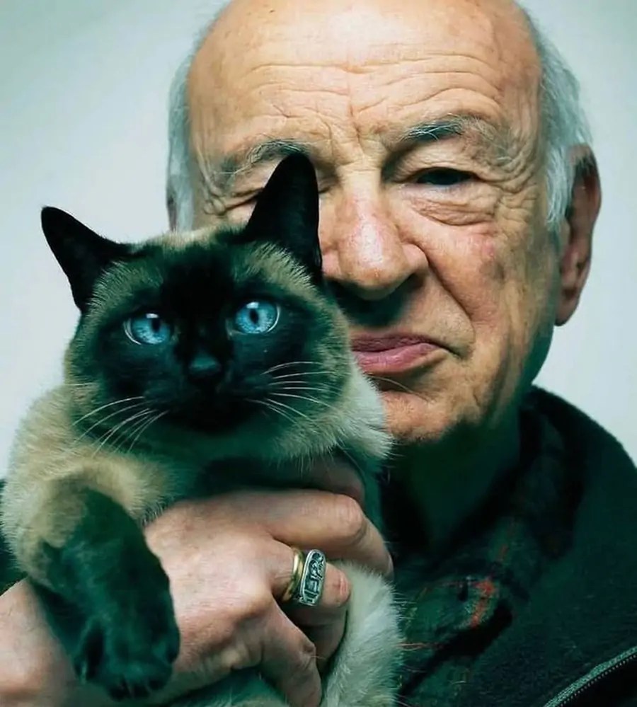 Portrait d'Edgar Morin avec son chat