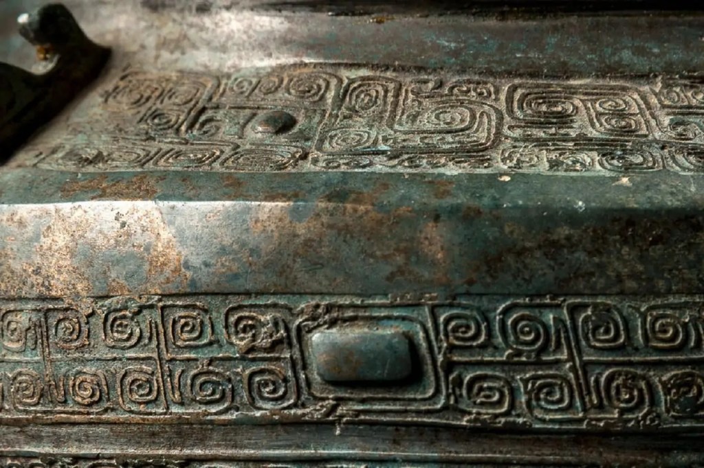 Vase rituel argenté période Shang, détail