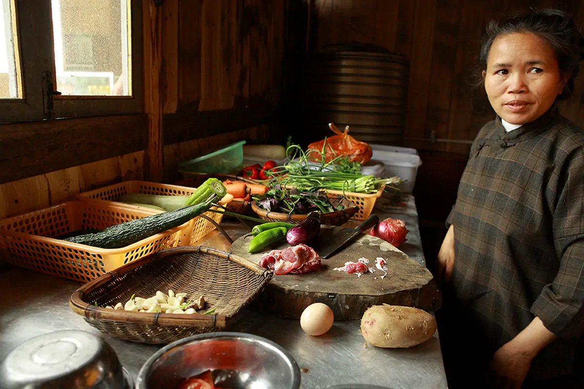 Dans la cuisine d'un restaurant traditionnel du sud-ouest de la Chine, Basha Village, Guizhou, Chine, 2010