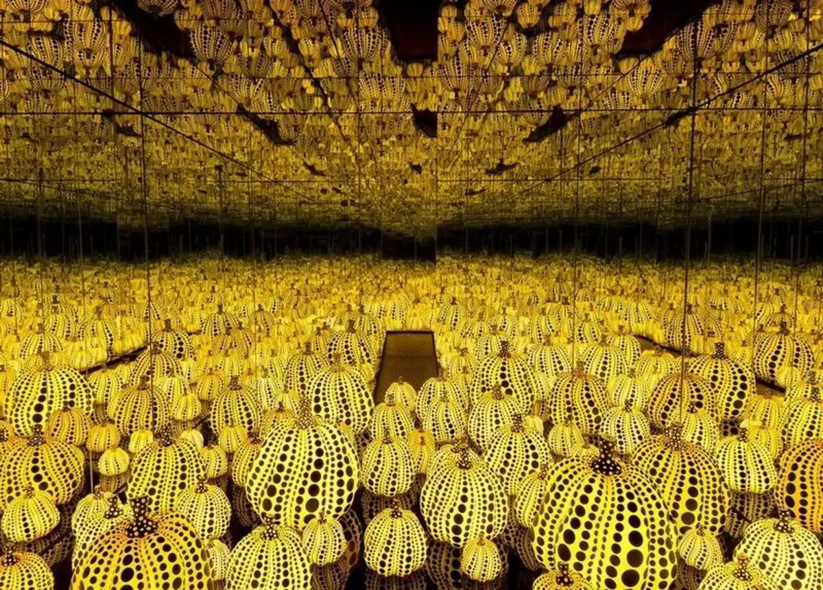 Installation de la chambre dorée en 2016 de Yayoi Kusama